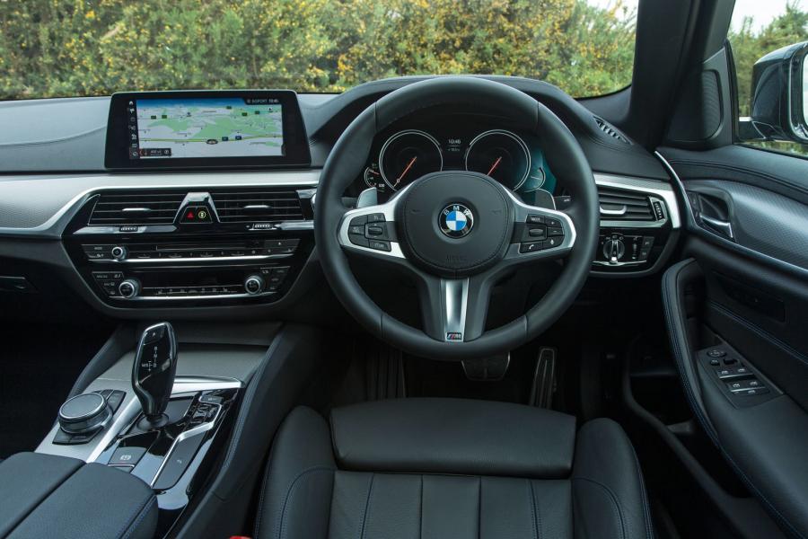 Торпедо BMW 520d Sedan M Sport 2017 года  (UK) (фото 38 из 40)